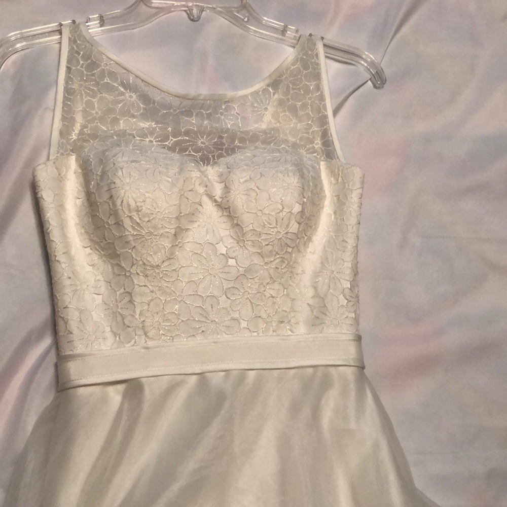 Size 4 Wedding Dress Ivory. New and beautiful. - Picture 4 of 8